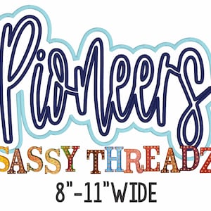 以下が含まれることがあります： 「Cheers」という言葉の青と白の刺繍デザイン。カラフルで多色のライトアップされたサインには「SASSY THREADZ」と表示され、その下に「8」 - 11「WIDE」のテキストがあります。