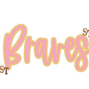 Op de afbeelding: Roze en gouden "Braves" belettering met een decoratieve, gepatroneerde "ST" aan beide kanten.