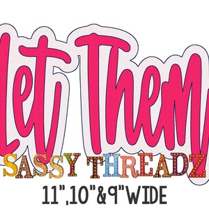 Può includere: Grafica rosa e bianca con il testo "Let Them" in un carattere in grassetto e corsivo. Sotto il testo c'è la frase "SASSY THREADZ" in lettere maiuscole colorate con lampadine. Il testo "11, 10 & 9" WIDE è sotto la frase.
