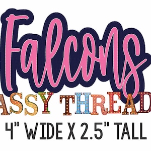 Op de afbeelding: Roze tekst "Falcons" met een donkerblauwe omtrek, onder de tekst staat "SASSY THREADZ" in kleurrijke blokletters met gloeilampen, en de tekst "4" WIDE X 2.5" TALL"