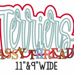 Op de afbeelding: Een blauw en wit "Terriers" bord met een rode rand. Het bord is gemaakt van stof en heeft een vintage uitstraling. De tekst "SASSY THREADZ" staat onder het bord in kleurrijke letters met gloeilampen. De tekst "11" & 9" WIDE" staat onder de letters.