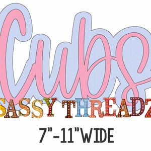 Può includere: La parola "Cute" scritta in corsivo rosa con un contorno blu. Sotto la parola c'è il testo "SASSY THREADZ" in lettere colorate con un effetto glitter. Il testo "7"-11" WIDE" è sotto le lettere.