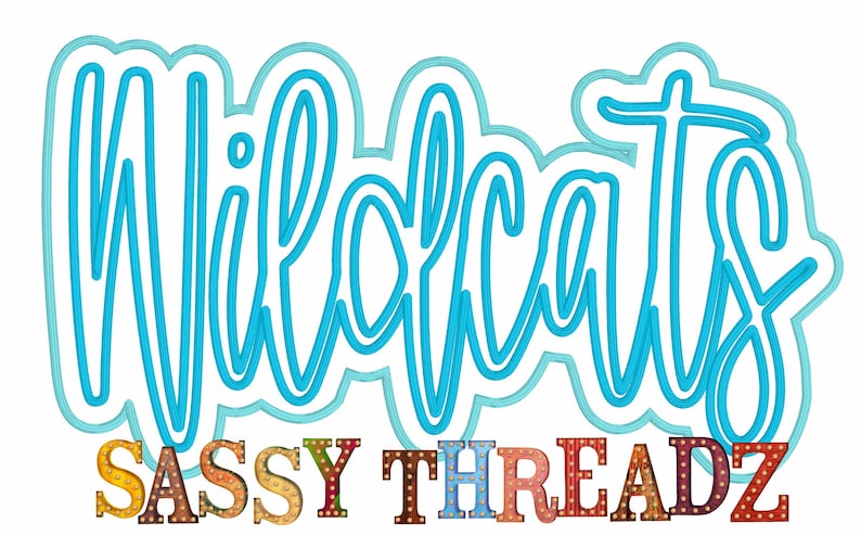 Puede incluir: Texto azul en cursiva que dice "Wildcats" con un contorno azul claro. Debajo del texto hay un letrero colorido que dice "SASSY THREADZ" con cada letra bordeada en oro y decorada con peque&ntilde;os puntos dorados.