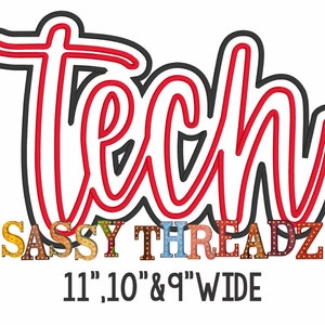 Op de afbeelding: Rood neonbord met het woord "Tech" in een gestileerd lettertype. Onder het woord "Tech" staat de tekst "SASSY THREADZ" in kleurrijke letters met gloeilampen. De tekst "11", "10", en "9" WIDE" staat onder de kleurrijke tekst.