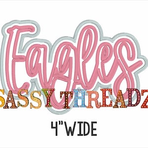 Op de afbeelding: Een roze en lichtblauw borduurontwerp met de tekst "Eagles" boven "SASSY THREADZ" in kleurrijke letters. De tekst is 10,16 cm breed.