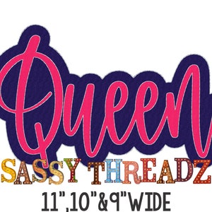 Könnte beinhalten: Eine marineblaue und rosa Grafik mit dem Wort "Queen" in Schreibschrift. Darunter der Text "SASSY THREADZ" in verschiedenen Farben und Schriftarten. Die Grafik ist 28, 25 und 23 cm breit.