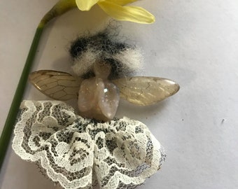 Fée noire et blanche avec des ailes luisantes (cigale)