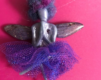 Fée améthyste avec des ailes de lueur (cigale)