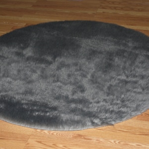 The Yard - Tela de piel sintética de pelo largo de oveja mongol, 64  pulgadas de ancho, se vende por yarda (gris)