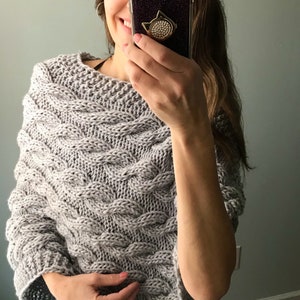 PATROON BREIEN DIY The River Flow Cabled Capelet Wrap, Breipatroon Poncho, Dames Gebreide Wrap Top, Kabel Gebreide Capelet Top
