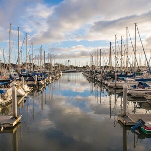 Stampa Boat Harbor, foto Ventura California, arte della parete in barca, arte della parete del porto, arte della parete nautica, stampa fotografica di barche d'arte tela metallica immagine 1