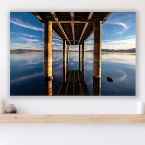 Lake Tahoe Pier Fotodruck - Serene Sonnenuntergang Landschaft Wandkunst - Ruhige See Szene, Berg Wandkunst für Zuhause, Büro oder Kabine