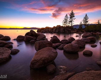 Impresión del atardecer en el lago Tahoe: Paisaje acuático de Sand Harbor, fotografía artística