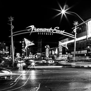 Fotografía nocturna de Las Vegas, Fremont Street, fotografía urbana, blanco y negro, luces de la ciudad, glamour, Las Vegas antigua, impresión fotográfica de bellas artes.