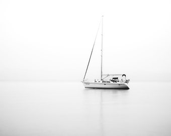 Foto di barca a vela nebbiosa: stampa nautica minimalista in bianco e nero