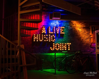 Neon, Cartello musicale, Arredamento bar, Arte murale dello studio, Nashville, Tennessee, Musica dal vivo, Palco, Concerto, Fotografia di Belle Arti Stampa