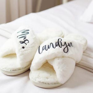 Custom Slippers Fluffy Bride Bridesmaid Slippers, Bachelorette Party, Bridesmaid Gifts Proposal, Bridal Shower, Bridal Party Gift for Her
