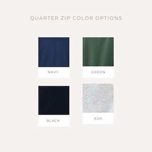 Puede incluir: Una carta de colores titulada QUARTER ZIP COLOR OPTIONS que muestra cuatro muestras de tela. Las opciones incluyen azul marino, verde, negro y ceniza. Cada muestra cuadrada est&aacute; etiquetada con su nombre de color en texto negro debajo.