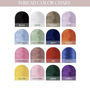 Puede incluir: Una carta de colores de hilo con diecis&eacute;is muestras semicirculares de hilo en varios colores. Cada muestra est&aacute; etiquetada con su nombre de color correspondiente: Black, White, Tiramisu, Lilac, Light Blue, Light Green, Navy, Orange, Bubblegum, Mauve, Red, Royal, Yellow, Light Pink, Green y Purple.