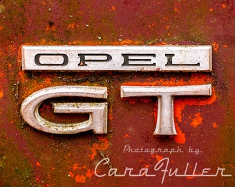 Photograph of a Opel GT Emblem