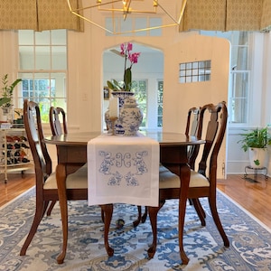 Chinoiserie Bunny Runner - Pâques, table, décoration, printemps, bleu et blanc, monogrammé