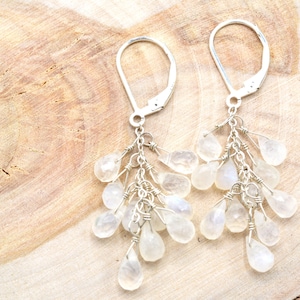 Orecchini briolette in pietra di luna arcobaleno con chiusura a leva in argento sterling, regalo delicato, grazioso e conveniente