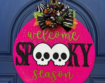 Welcome Spooky Season Door Hanger – Bright Pink Halloween Sign with Skull Design and Halloween Bow