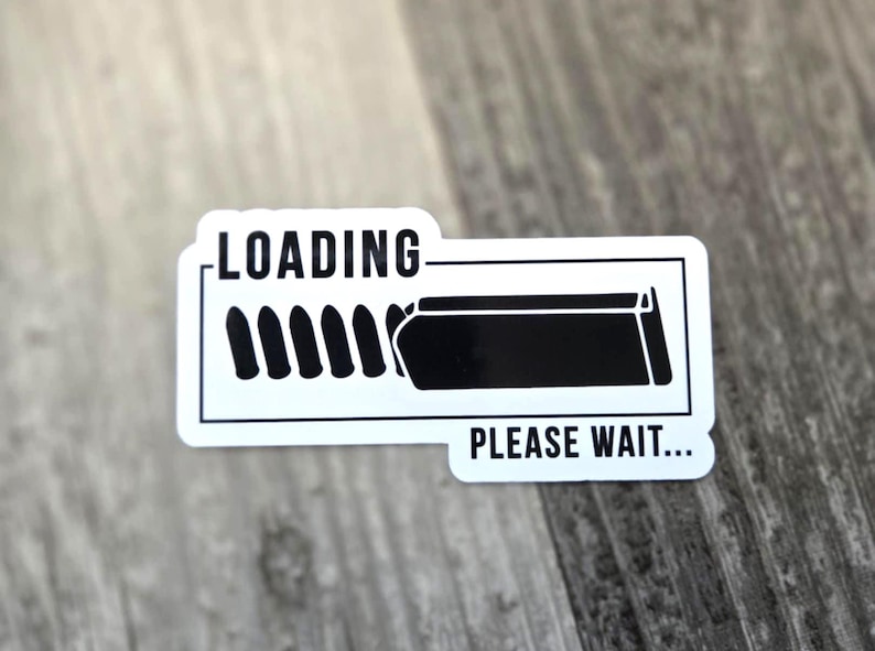 K&ouml;nnte beinhalten: Ein wei&szlig;er Aufkleber mit einer schwarz-wei&szlig;en Grafik einer Ladeleiste. Das Wort "LOADING" steht oben und "PLEASE WAIT..." unten. Der Aufkleber ist rechteckig mit abgerundeten Ecken.