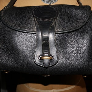 Dooney & Bourke ~ Bolso tipo cartera ~ Correa corta ~ Negro ~ Punzón ~ Cuero ~ 25,4 cm x 20,3 cm x 10,1 cm