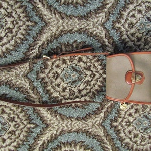 Dooney & Bourke ~ AWL ~ taupe ~ beige ~ vintage ~ neuf ~ impressionnant ~ petite taille ~ sac à bandoulière ~ unisexe ~ 7" X 6 1/2" X 3"