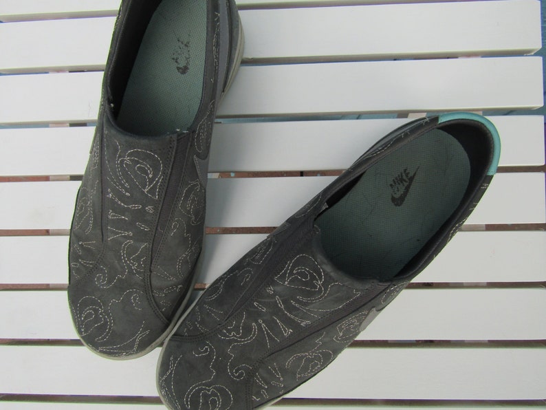 nike suede tennis shoes