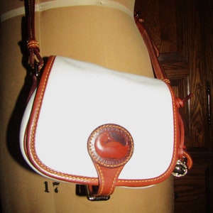 Dooney & Bourke ~ Pato ~ AWL ~ Blanco ~ Bolsa de sillín ~ Cuerpo cruzado ~ Menta ~ Impresionante ~ Reciclado ~ Pequeño ~ 7.5" X 6.5" X 2.5"