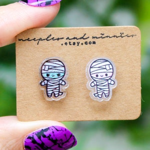 Mumie Emoji Ohrstecker: Halloween Acrylschmuck