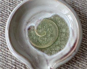 Handgemaakte keramische lepelsteun | Rustiek keukenaccessoire | Aardewerk lepelsteun | Cadeau voor thuiskoks | Unieke lepelhouder