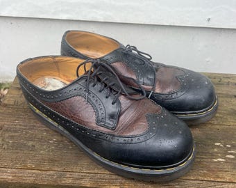 Zapatos de plataforma Oxford con plataforma gruesa y tacón brogue negro y marrón de Dr. Martens. Fabricados en Inglaterra, Reino Unido 10.