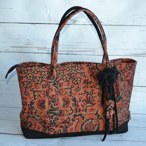 Sac tapis unique, sac à bandoulière, sac hobo, sac cartable, sac fourre-tout, sac de voyage, sac kilim, détail en cuir végétalien, sac vintage