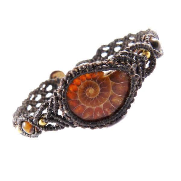 Armband mit Ammonit Fossil und Tigerauge Perlen - Thailand Makramee Tribal Stil