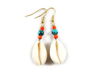 Boucles d’oreilles avec coquilles de cauris et perles turquoise - Thailand Tribal Surfer Ear Dangles