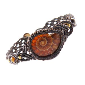 Armband med ammonitfossil och tigerögepärlor - Thailandsk makramé i tribal stil