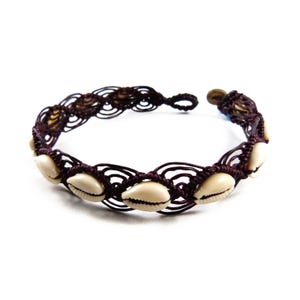 Tobillera con conchas cauri - Joyería tribal surfista de macramé de Tailandia