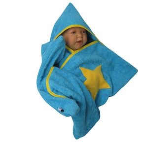 Könnte beinhalten: Ein blaues Kapuzenhandtuch mit gelbem Besatz und einem gelben Sternmuster. Das Handtuch ist um ein Baby gewickelt.