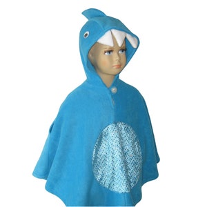 Könnte beinhalten: Ein blaues Fleece-Hai-Kostüm für Kinder mit einem weißen Filzmund und einem blauen Paillettenbauch.