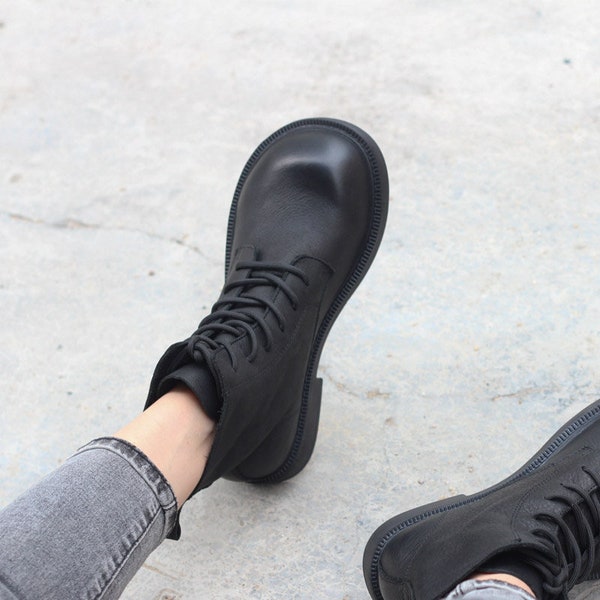 Bottes noires faites main de cheville de cuir, grandes bottes d’orteil, chaussures de femmes d’Oxford, chaussures occasionnelles, bottes courtes, chaussons, chaussons noirs, ses cadeaux