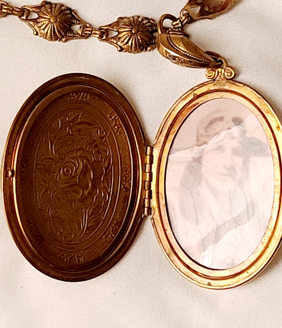 Large Victorian Gold Mourning Locket - image 3