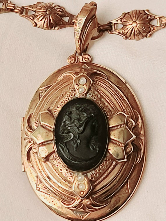 Large Victorian Gold Mourning Locket