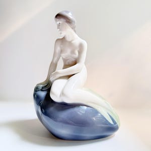 Porseleinen beeldje kleine zeemeermin Royal Copenhagen #4431 | 9&quot; - Denemarken | Sculptuur van Edvard Eriksen