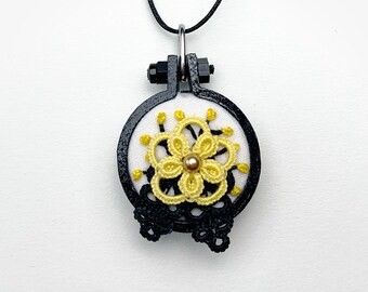 Pendentif broderie miniature - Noir et jaune | Fleurs | Broderie, frivolité et tatting