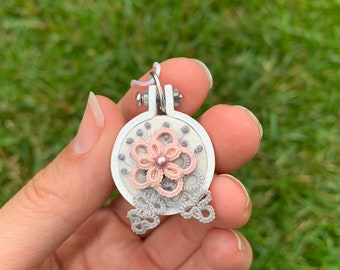 Pendentif broderie miniature - Gris et rose | Fleurs | Broderie, frivolité et tatting