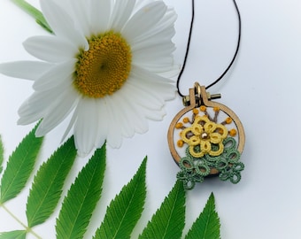 Pendentif broderie miniature - Jaune | Fleurs | Broderie, frivolité et tatting