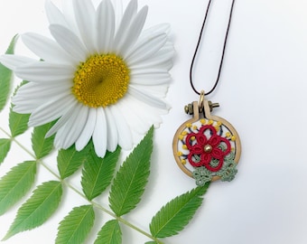 Pendentif broderie miniature - Rouge, jaune et vert  | Fleurs | Broderie, frivolité et tatting